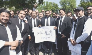 Lawyers vow to oppose changes to Constitution
