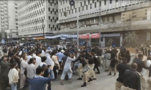 کراچی پریس کلب میں خواتین مظاہرین سے بدتمیزی اور تشدد پر 8 پولیس اہلکار معطل