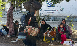 PHOTOS: Displaced Palestinians flee Israeli army operations in northern Gaza
