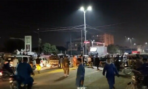 کراچی: ساتھی وکیل پر تشدد کا معاملہ، پولیس سےکامیاب مذاکرات کے بعد وکلا کا احتجاج ختم