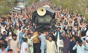 کرم میں سڑکوں کی بندش کے خلاف بڑا احتجاجی مظاہرہ