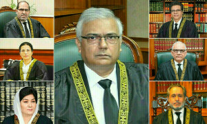 آئینی بینچ نے آرمی چیف کی مدت ملازمت میں توسیع سے متعلق درخواست خارج کردی