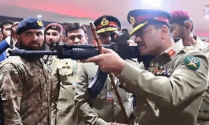آرمی چیف کا کراچی میں جاری دفاعی نمائش آئیڈیاز کا دورہ