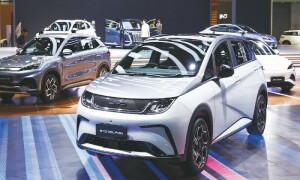 ملک میں 2030 تک 30 فیصد گاڑیاں الیکٹرک پر منتقل کرنے کیلئے نئی پالیسی کا اعلان