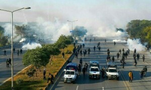 In pictures: PTI supporters push towards Islamabad&rsquo;s D-Chowk through clouds of teargas