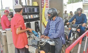 پیٹرول، ڈیزل کی قیمتیں آئندہ 15 روز کیلئے برقرار رکھنے کا امکان