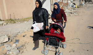 PHOTOS: Displaced Palestinians flee Gaza&rsquo;s Jabalia amid Israeli military operation