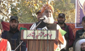 مدارس کو انتہاپسندی کی جانب دھکیلا جارہا ہے، حکومت الزام لگا کر ہمیں بدظن کرنا چاہتی ہے، فضل الرحمٰن