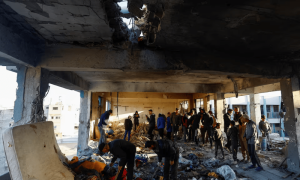 Palestinians mourn dead after Israeli strike on Gaza&rsquo;s Khan Younis