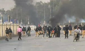 کراچی: نمائش چورنگی پر جاری دھرنے کے دوران کشیدگی، 3 پولیس اہلکار زخمی