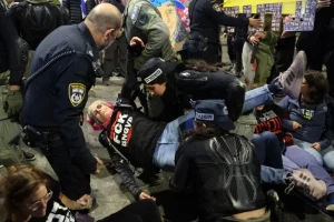 PHOTOS: Israeli police remove protesters demanding return of captives