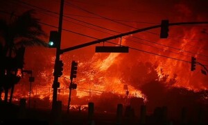 ایسا لگتا ہے علاقے پر &rsquo;ایٹم بم گرادیا گیا ہو&lsquo;، لاس اینجلس میں آگ پھیلنے پر امریکی حکام پریشان
