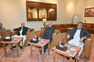 سیاسی قیادت کا عسکری قیادت پر افغانستان کےساتھ مسائل کے حل کیلئے مذاکرات پر زور