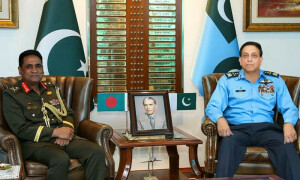 بنگلہ دیشی دفاعی وفد کی ایئرچیف سے ملاقات، جے ایف 17 تھنڈر طیاروں میں اظہار دلچسپی
