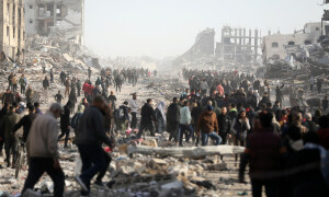 Thousands of displaced Palestinians return to their homes as Gaza ceasefire begins