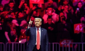 Trump arrives in Washington as celebrations begin before inauguration
