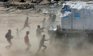 Nearly 900 aid trucks enter Gaza on 3rd day of truce; UN says no big looting issues