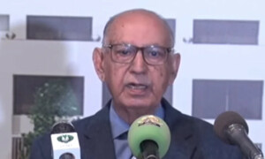 &rsquo;ٹھہر جائیں، موسم خوشگوار ہونے دیں&lsquo;، حکومت کا پی ٹی آئی کو مذاکرات ختم نہ کرنے کا مشورہ
