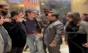 معمر رانا کی لڑ کھڑانے اور دوسروں کے سہارے چلنے کی ویڈیو وائرل