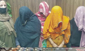 لاہور: ماڈل ٹاؤن میں چوری کرنیوالی 4 خواتین کا گروہ گرفتار، 60 لاکھ نقد، 30 لاکھ کا سامان برآمد