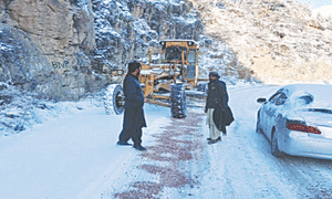 Snowfall in Balochistan disrupts traffic