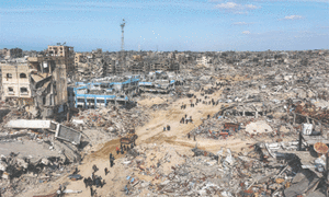 Displaced Gazans head home through rubble as truce begins