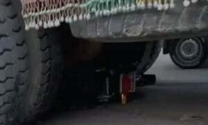 کراچی: گلستان جوہر میں کچرا اٹھانے والے ٹرک کی متعدد گاڑیوں کو ٹکر، 3 افراد جاں بحق