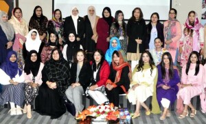 نصف آبادی ہونے کے باوجود وفاق کی سویلین ملازمتوں میں خواتین کا حصہ 5 فیصد تک محدود