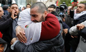 Bus carrying Palestinian detainees arrives in West Bank&rsquo;s Ramallah