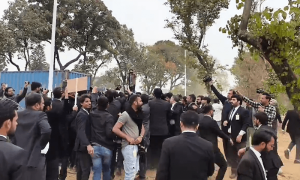 اسلام آباد: ڈی چوک میں احتجاج کرنے والے وکلا واپس روانہ، ریڈ زون کے راستے کھل گئے