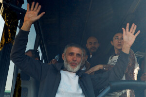 Elderly Palestinian detainees welcomed as they step off the bus