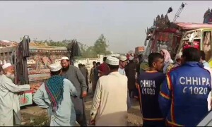 کراچی میں حادثات کا سلسلہ جاری، ڈمپر کی بس کو ٹکر سے 9 افراد زخمی