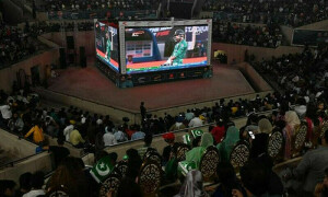 پاک بھارت ٹاکرا: کراچی میں گورنر ہاؤس سمیت کئی مقامات پر بڑی اسکرینیں نصب
