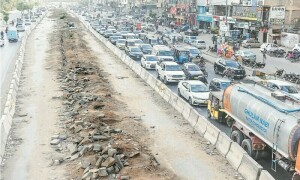 کراچی: ریڈ لائن منصوبے پر کام کے دوران پھر پانی کی لائن ٹوٹ گئی