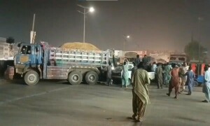 کراچی: پانی و بجلی کی بندش کیخلاف شہر کے متعدد مقامات پر احتجاج