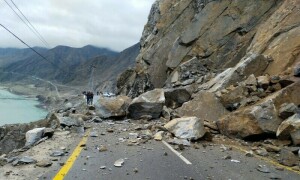 شدید بارشوں اور لینڈ سلائیڈنگ کے سبب قراقرم ہائی وے متعدد مقامات پر بند