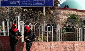 Unknown attackers hurl firecrackers at cops near Islamabad&rsquo;s Lal Masjid