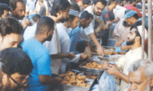Karachiites&rsquo; first fast marred by gas outages