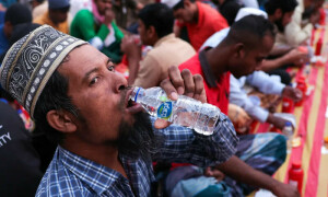 ماہرین صحت کا رمضان میں رات کے وقت متواتر پانی پینے کا مشورہ