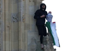 PHOTOS: Man climbs London&rsquo;s Big Ben clock tower waving Palestinian flag