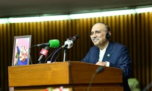 Govt&rsquo;s unilateral policies causing grave strain on federation, says President Zardari