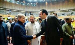 Straining to hear Zardari speak, govt members &lsquo;ignore&rsquo; PTI din