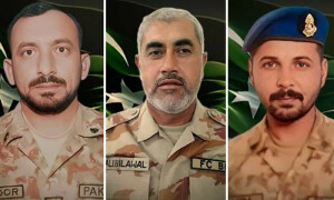 نوشکی: کالعدم بی ایل اے کا ایف سی کے قافلے پر خودکش حملہ،3 جوانوں سمیت 5 افراد شہید