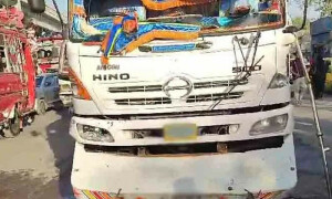 کراچی: ٹینکر کی ٹکر سے میاں، حاملہ بیوی اور حادثے کے دوران جنم لینے والا بچہ چل بسا