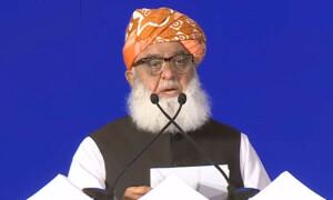 مولانا فضل الرحمٰن کی سیکیورٹی سخت، کارکنوں کی ملاقات پر پابندی