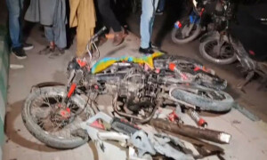 کراچی میں ایک اور ٹریفک حادثہ: کار کی موٹرسائیکل کو ٹکر، میاں بیوں جاں بحق