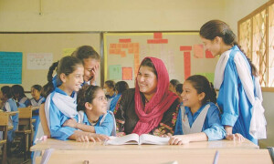 اسکولوں میں کسی بھی لباس پر پابندی عائد نہیں کی گئی، محکمہ تعلیم سندھ کی وضاحت