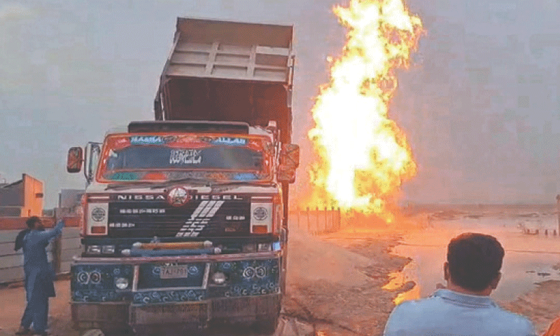 کراچی: کورنگی میں پراسرار آگ بجھائی نہ جاسکی، فائر فائٹرز نے آپریشن روک دیا