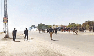 Many injured as Jamshoro police use force to quell students&rsquo; protest against canals project