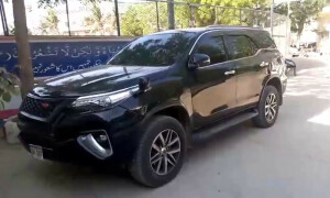کراچی: عیسیٰ نگری میں کار کو ٹکر مارنے پر خاتون کی ٹریلر ڈرائیور پر فائرنگ، دونوں گرفتار
